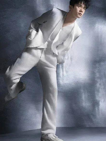 娱乐圈内人爆料易烊千玺,娱乐圈内爆料揭示的神秘面纱