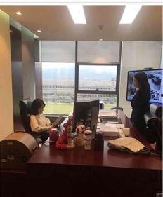 老板和员工在办公室叫视频,办公室里的老板与员工视频互动瞬间