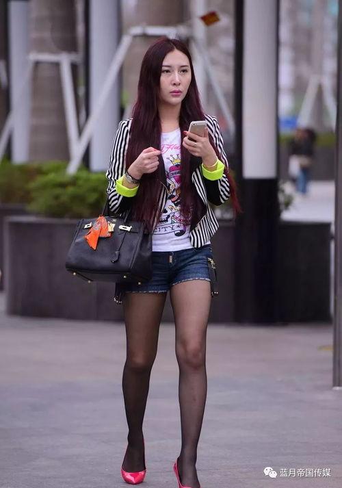 黑丝袜美女骑马,美丽骑手驾驭骏马，展现独特风采