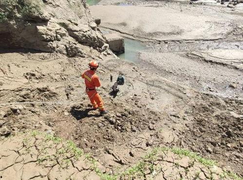 妹子跳黄泥潭视频,妹子挑战极限，演绎别样青春风采
